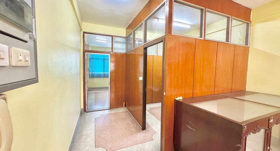 For sale 3 bedrooms retail Space in Pom Prap Sattru Phai, Bangkok