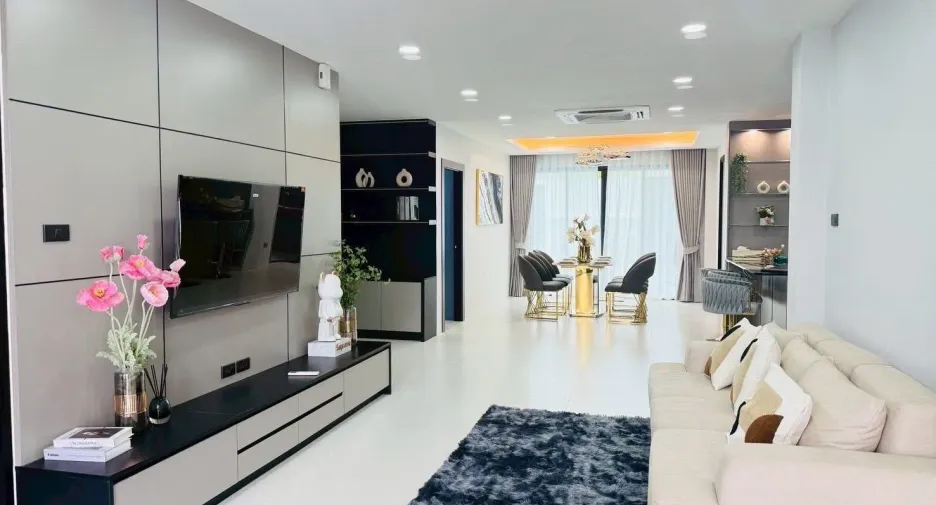 Villa en venta y en alquiler de 5 habitaciones en Bang Lamung, Chonburi