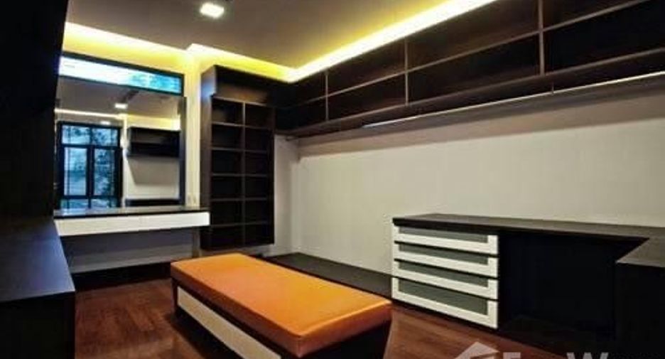 For sale 4 bedrooms villa in Watthana, Bangkok