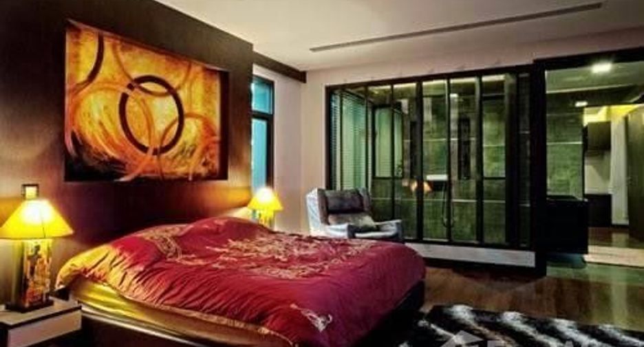 For sale 4 bedrooms villa in Watthana, Bangkok