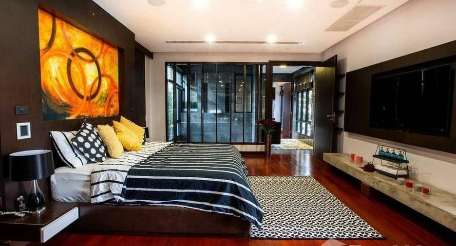 For sale 4 bedrooms villa in Watthana, Bangkok