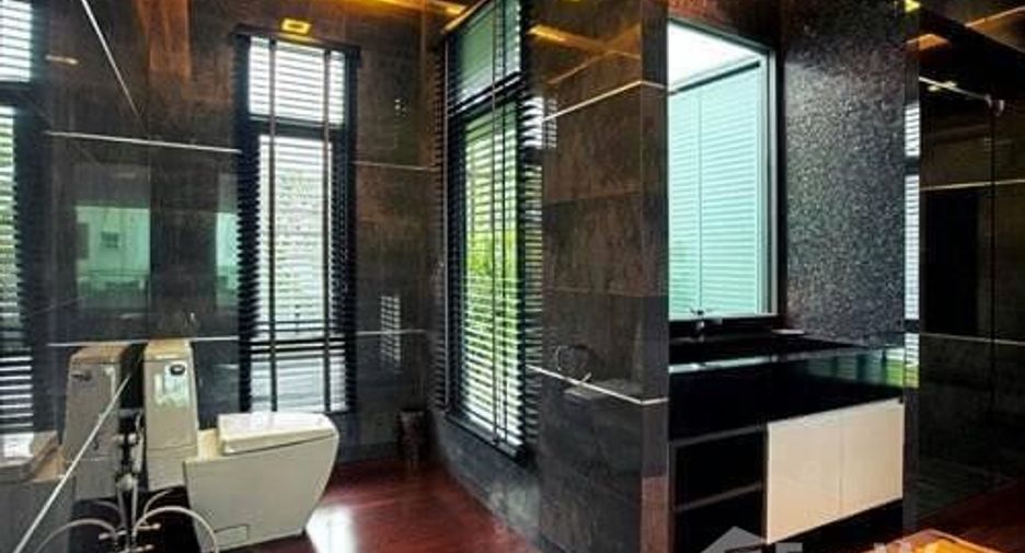 For sale 4 bedrooms villa in Watthana, Bangkok