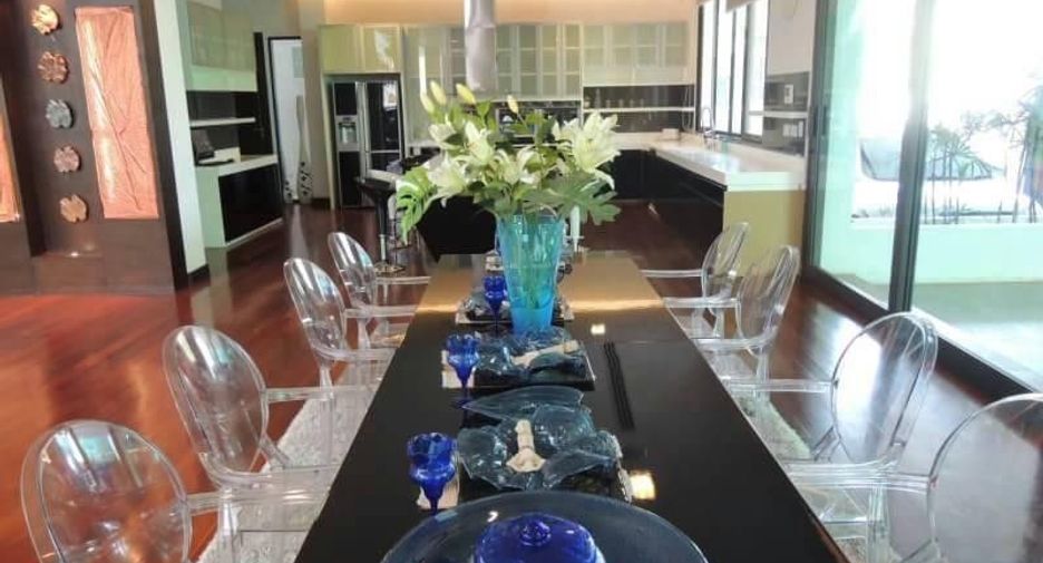 For sale 4 bedrooms villa in Watthana, Bangkok