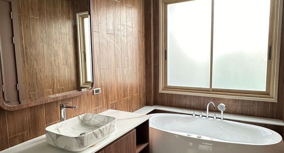 For sale 4 bedrooms house in Bang Lamung, Chonburi