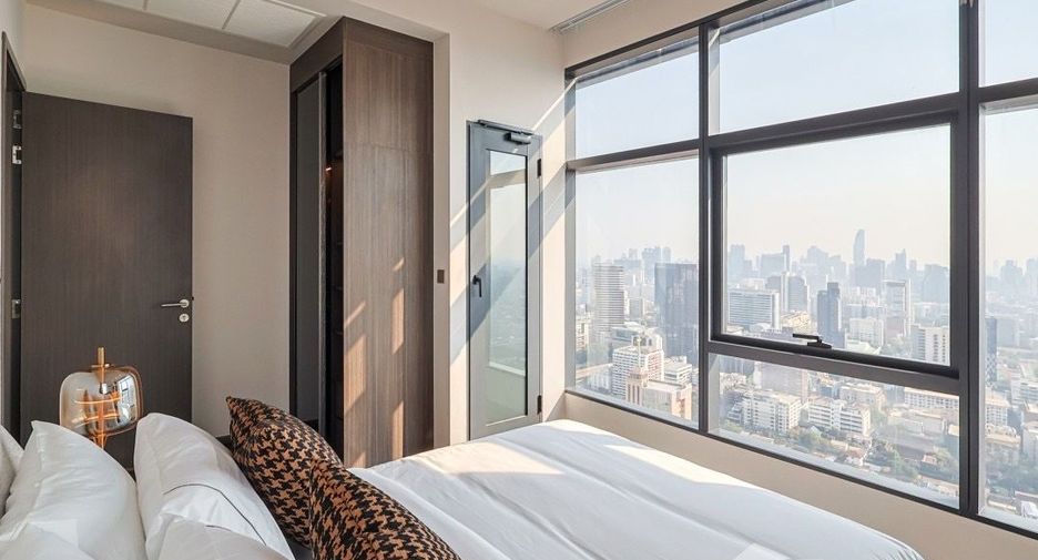 For sale 3 bedrooms condo in Ratchathewi, Bangkok