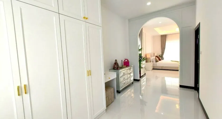 À vendre et à louer 4 chambres villa à Sattahip, Chonburi
