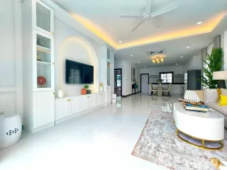 Villa en venta y en alquiler de 4 habitaciones en East Pattaya, Pattaya