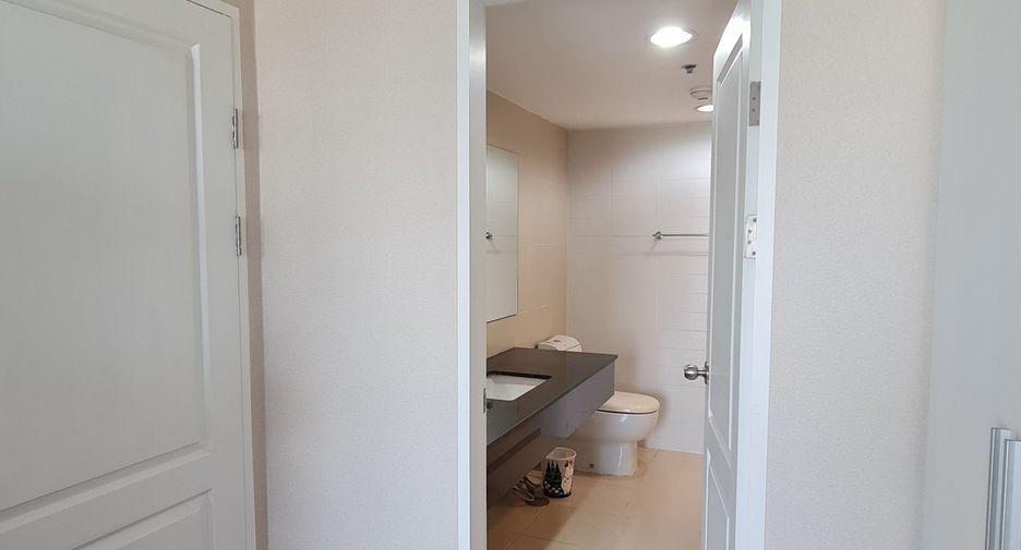 Condo en venta y en alquiler de 3 habitaciones en Huai Khwang, Bangkok