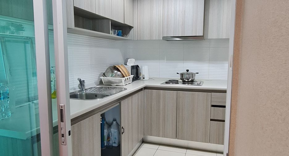 Condo en venta y en alquiler de 3 habitaciones en Huai Khwang, Bangkok