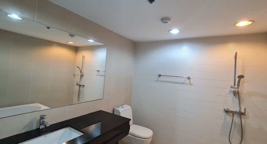 Condo en venta y en alquiler de 3 habitaciones en Huai Khwang, Bangkok