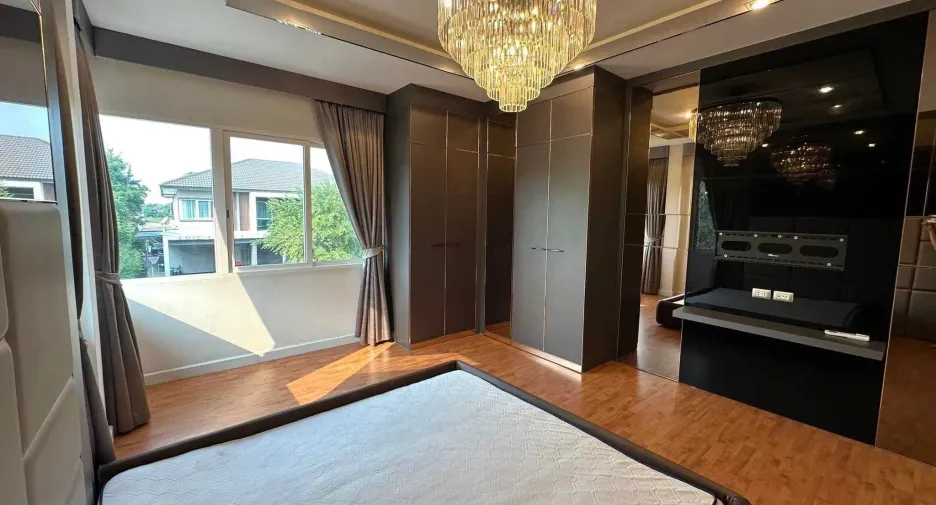 À vendre et à louer 3 chambres maison à Thawi Watthana, Bangkok