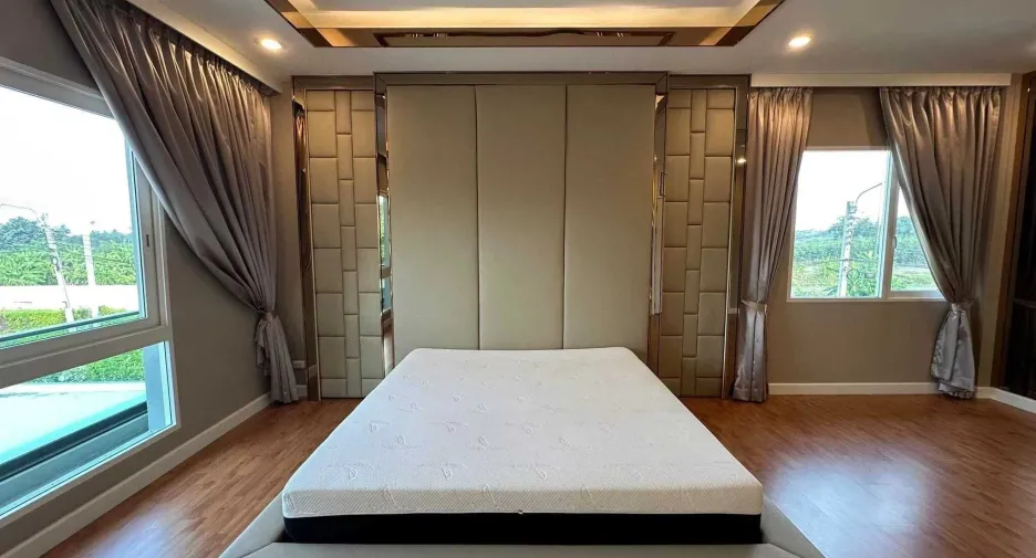 À vendre et à louer 3 chambres maison à Thawi Watthana, Bangkok