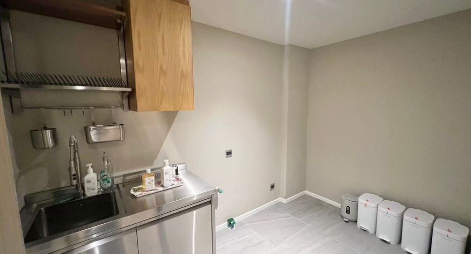 For sale 4 bedrooms condo in Watthana, Bangkok