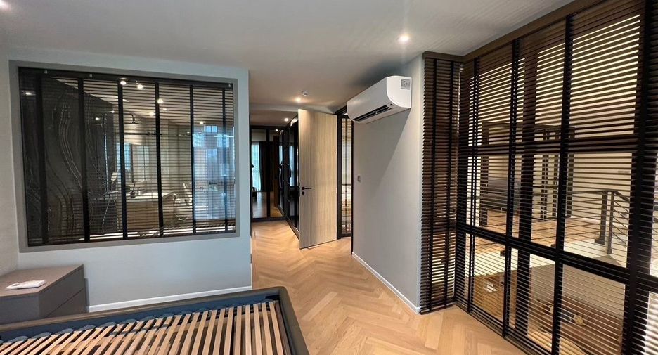 For sale 4 bedrooms condo in Watthana, Bangkok