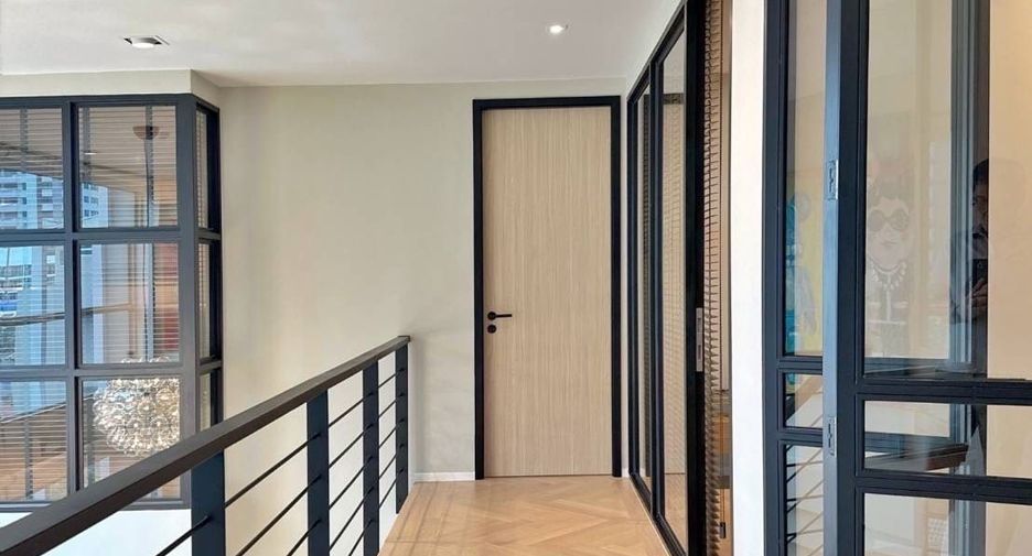For sale 4 bedrooms condo in Watthana, Bangkok