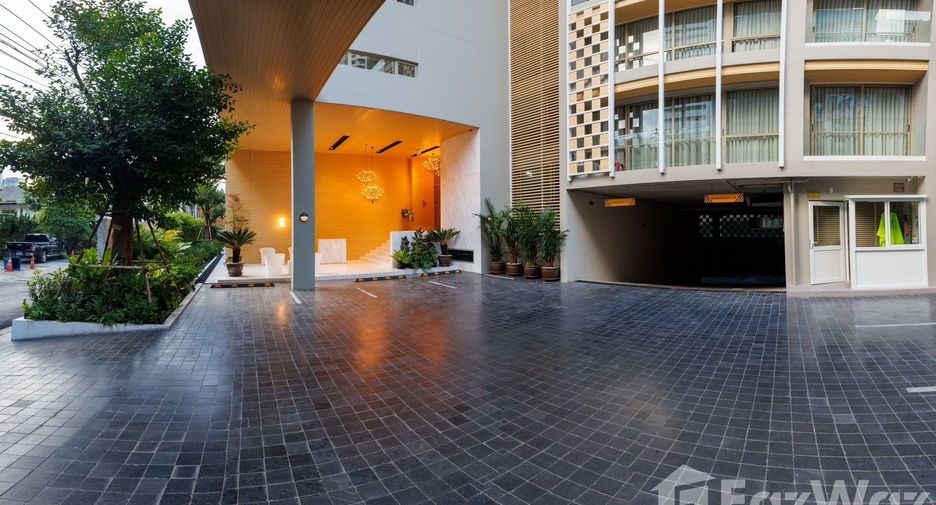 For sale 4 bedrooms condo in Watthana, Bangkok
