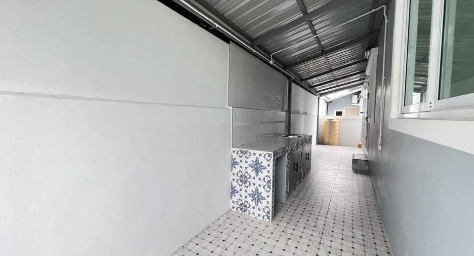 For rent 2 bedrooms house in Ban Bueng, Chonburi
