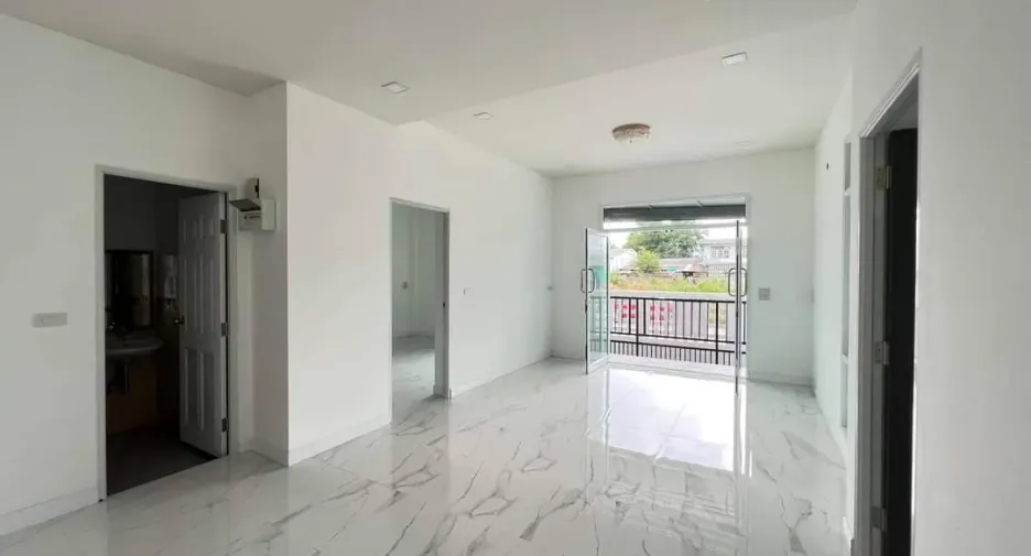 For rent 2 bedrooms house in Ban Bueng, Chonburi