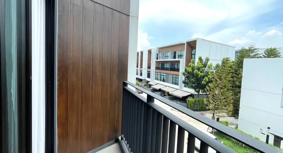 Casa adosada en venta de 3 habitaciones en Suan Luang, Bangkok