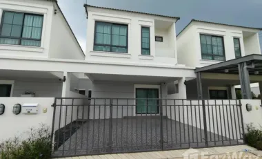 Casa adosada en venta de 4 habitaciones en Si Racha, Chonburi