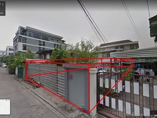 出售 土地 在 Phra Khanong, 曼谷
