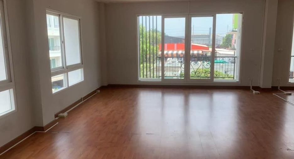 À vendre et à louer 4 chambres maison de ville à Phra Pradaeng, Samut Prakan