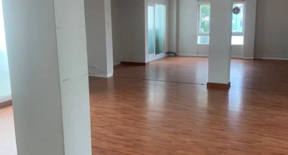 À vendre et à louer 4 chambres maison de ville à Phra Pradaeng, Samut Prakan