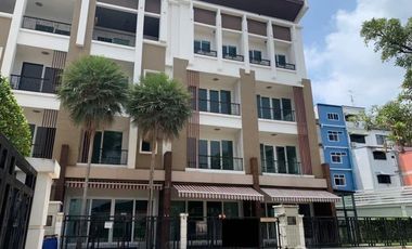 À vendre et à louer 4 chambres maison de ville à Phra Pradaeng, Samut Prakan