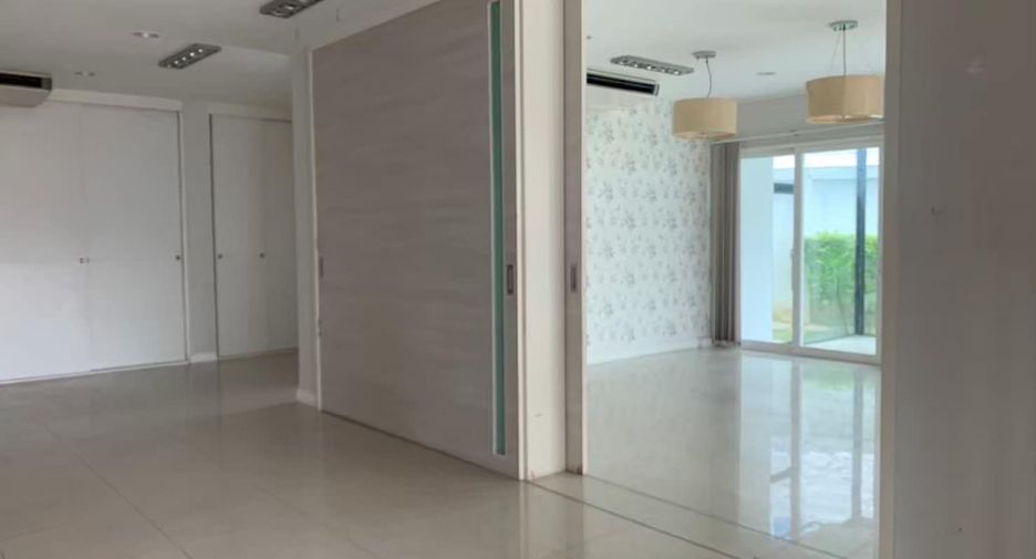 À vendre et à louer 4 chambres maison de ville à Phra Pradaeng, Samut Prakan