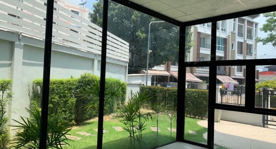 À vendre et à louer 4 chambres maison de ville à Phra Pradaeng, Samut Prakan
