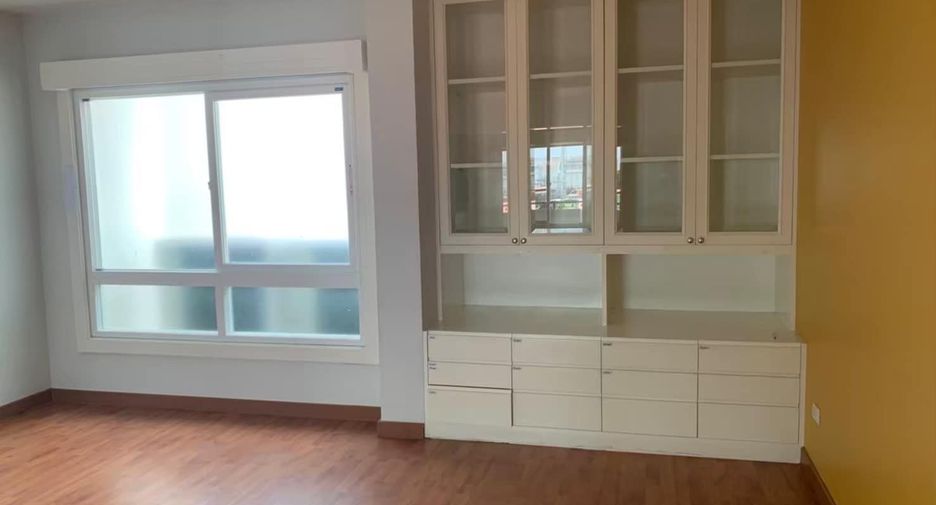 À vendre et à louer 4 chambres maison de ville à Phra Pradaeng, Samut Prakan