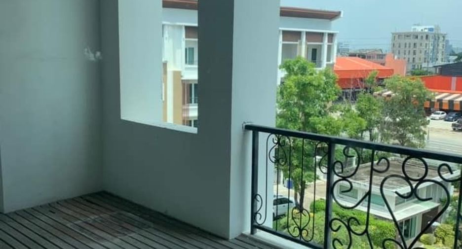 À vendre et à louer 4 chambres maison de ville à Phra Pradaeng, Samut Prakan