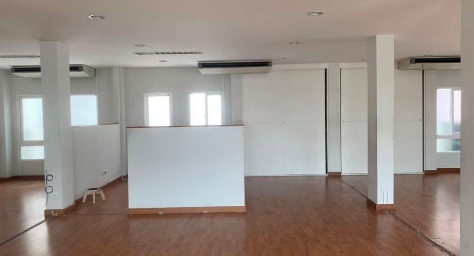 À vendre et à louer 4 chambres maison de ville à Phra Pradaeng, Samut Prakan