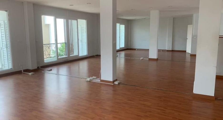 À vendre et à louer 4 chambres maison de ville à Phra Pradaeng, Samut Prakan