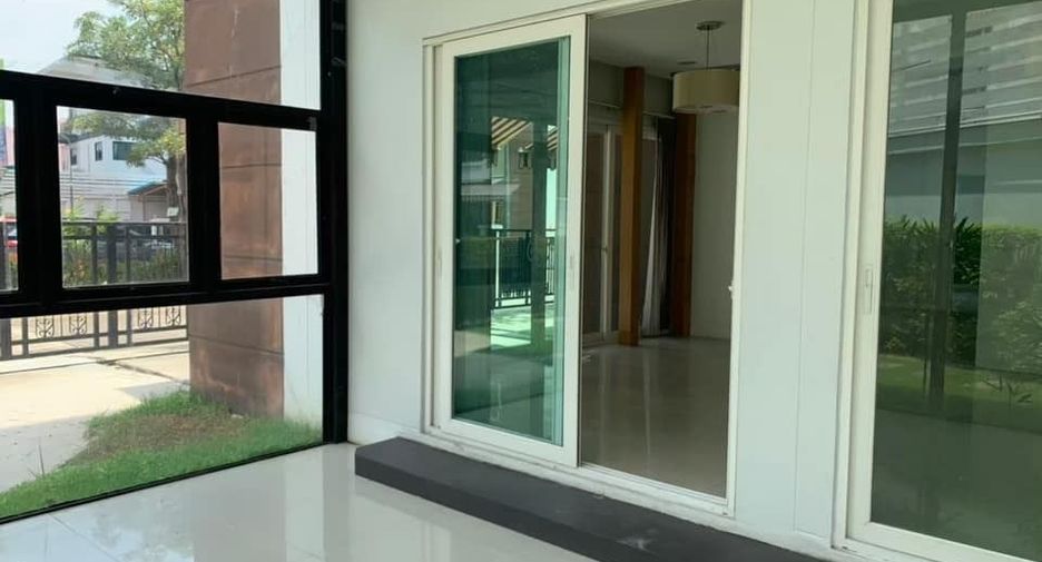 À vendre et à louer 4 chambres maison de ville à Phra Pradaeng, Samut Prakan
