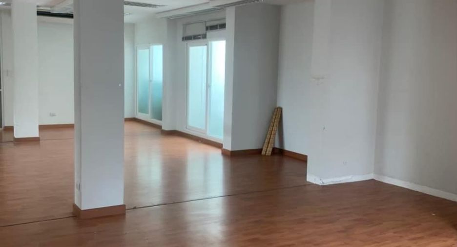 À vendre et à louer 4 chambres maison de ville à Phra Pradaeng, Samut Prakan