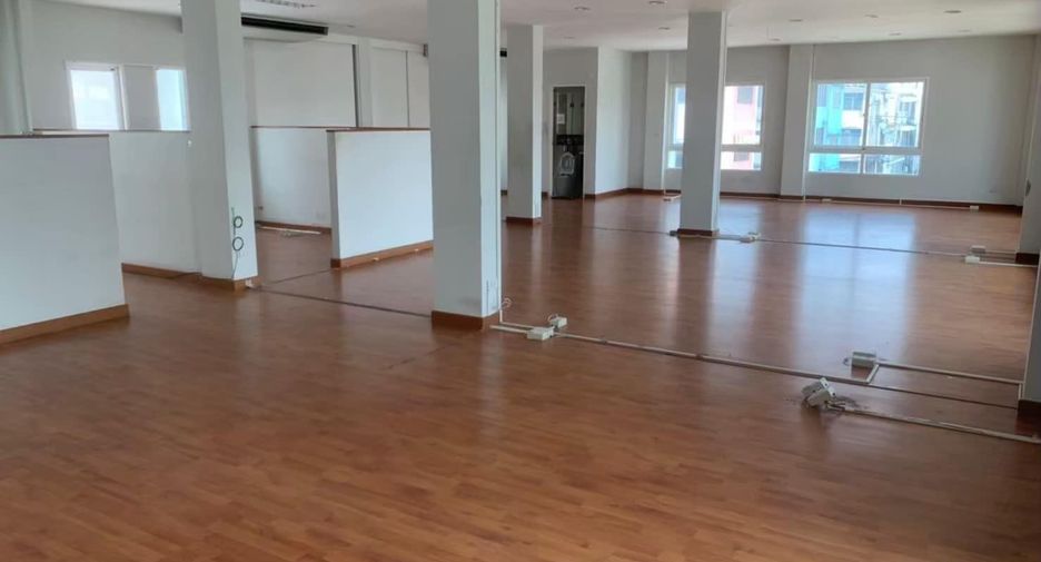 À vendre et à louer 4 chambres maison de ville à Phra Pradaeng, Samut Prakan