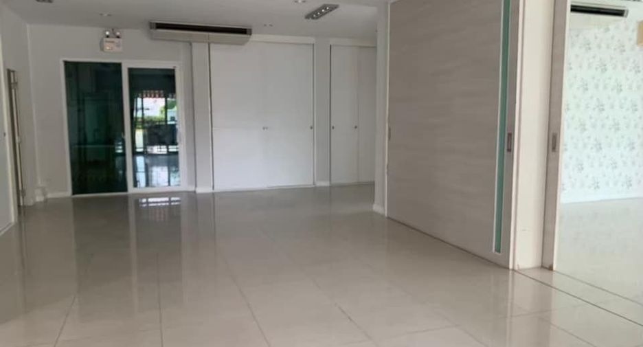 À vendre et à louer 4 chambres maison de ville à Phra Pradaeng, Samut Prakan