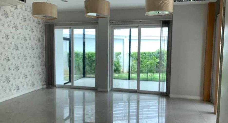 À vendre et à louer 4 chambres maison de ville à Phra Pradaeng, Samut Prakan