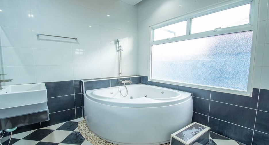For rent 4 bedrooms villa in Huay Yai, Pattaya