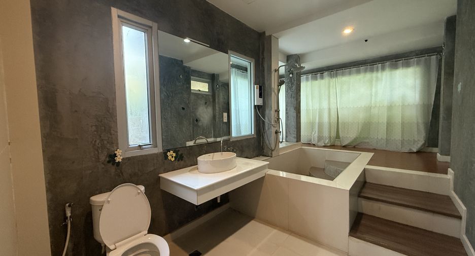 For rent 4 bedrooms villa in Bang Lamung, Chonburi