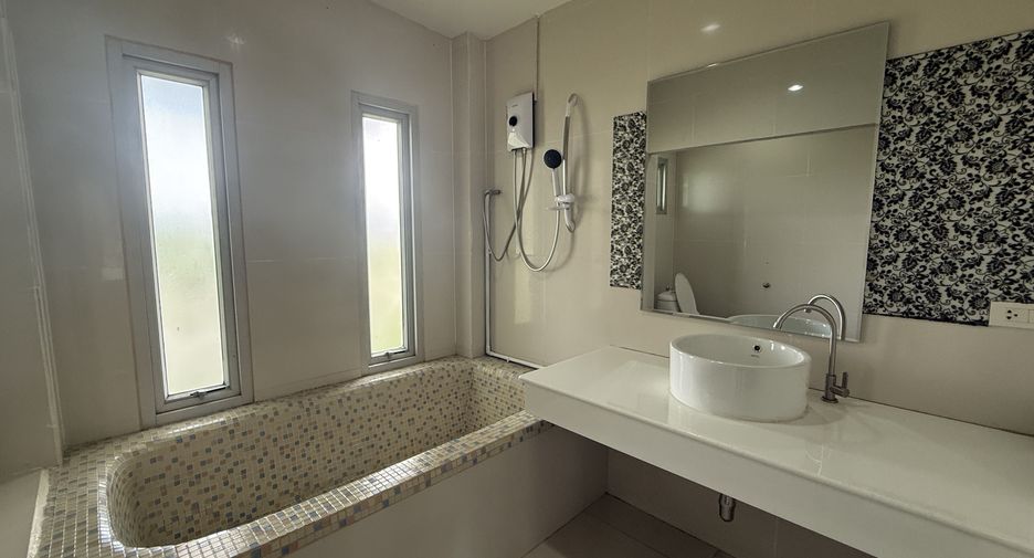 À louer 4 chambres villa à Bang Lamung, Chonburi