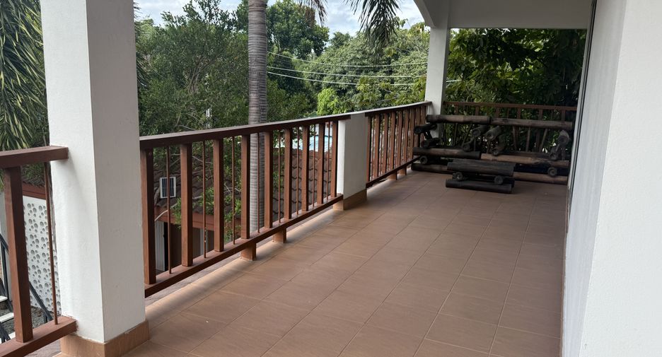 For rent 4 bedrooms villa in Bang Lamung, Chonburi