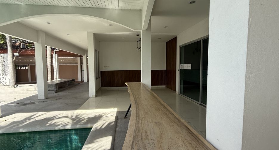 For rent 4 bedrooms villa in Bang Lamung, Chonburi