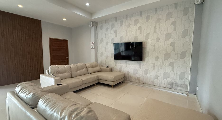 For rent 4 bedrooms villa in Bang Lamung, Chonburi