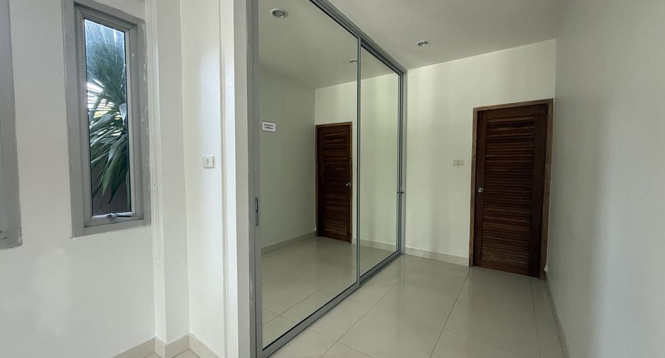 For rent 4 bedrooms villa in Bang Lamung, Chonburi