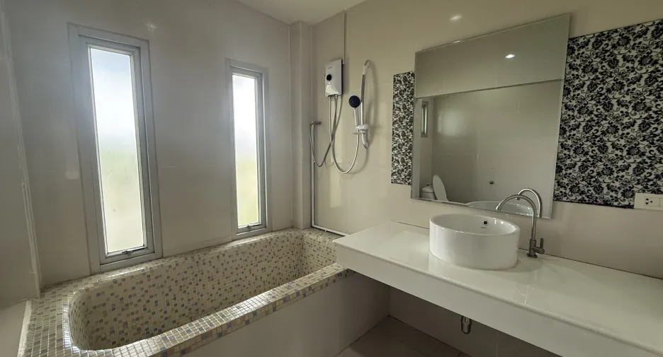 For rent 4 bedrooms villa in Bang Lamung, Chonburi
