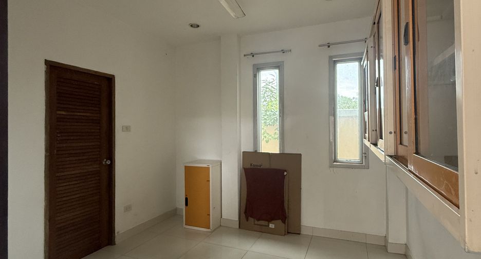 For rent 4 bedrooms villa in Bang Lamung, Chonburi