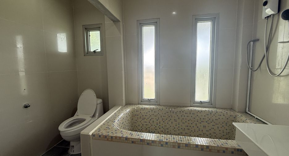 For rent 4 bedrooms villa in Bang Lamung, Chonburi