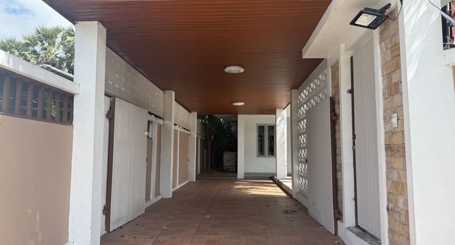 For rent 4 bedrooms villa in Bang Lamung, Chonburi